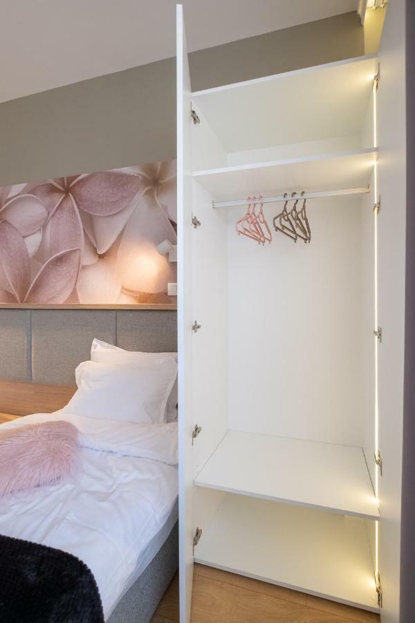 Vitosha Blvd Luxury 2-Bedroom, 2-Bathroom With Balcony Szófia Kültér fotó
