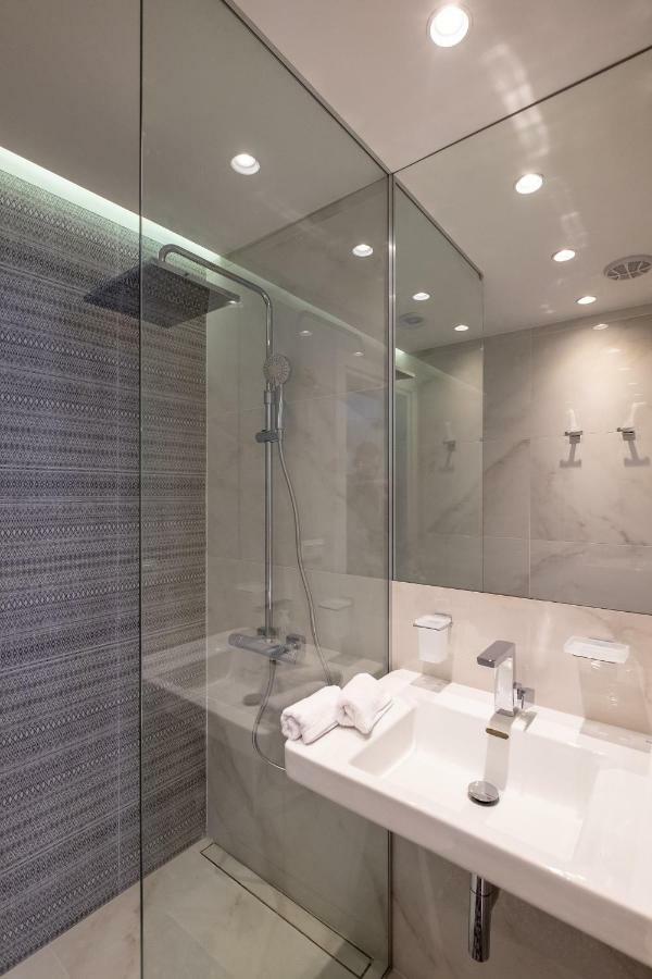 Vitosha Blvd Luxury 2-Bedroom, 2-Bathroom With Balcony Szófia Kültér fotó