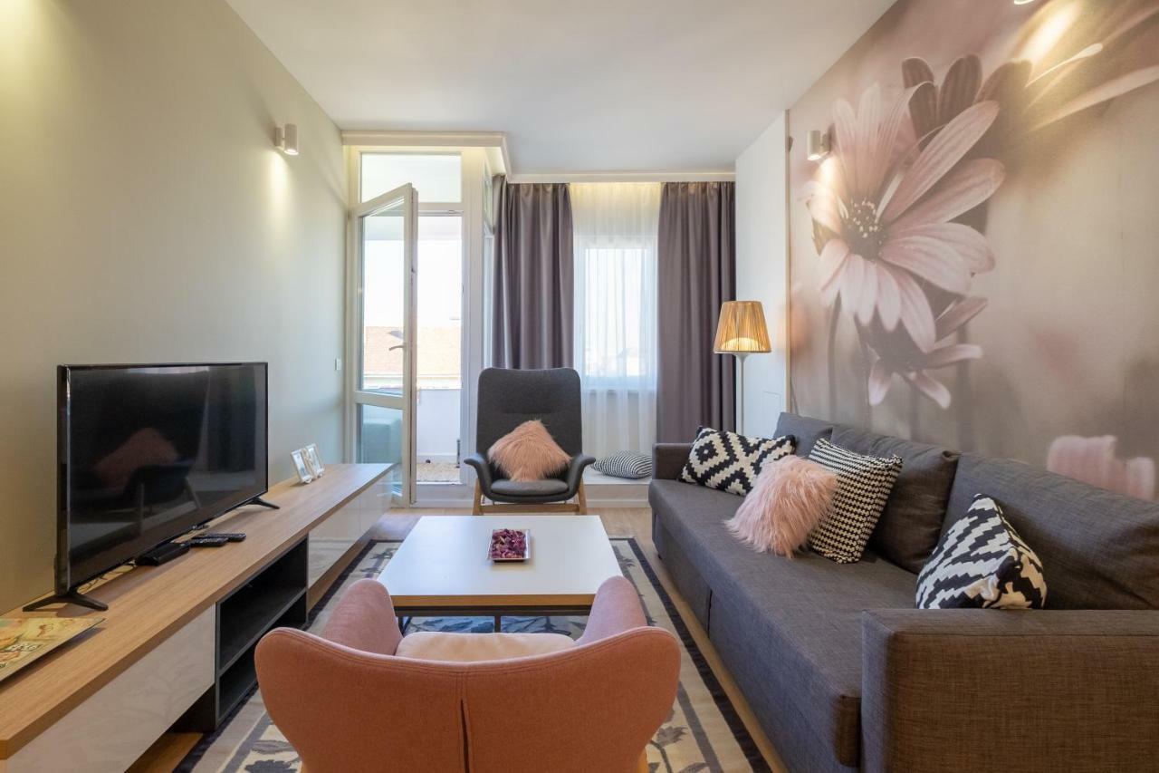 Vitosha Blvd Luxury 2-Bedroom, 2-Bathroom With Balcony Szófia Kültér fotó