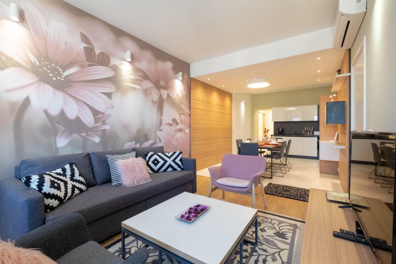 Vitosha Blvd Luxury 2-Bedroom, 2-Bathroom With Balcony Szófia Kültér fotó