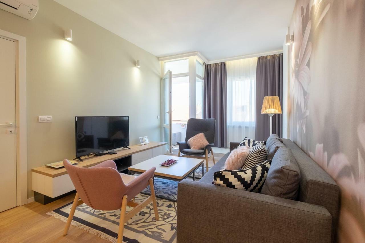 Vitosha Blvd Luxury 2-Bedroom, 2-Bathroom With Balcony Szófia Kültér fotó