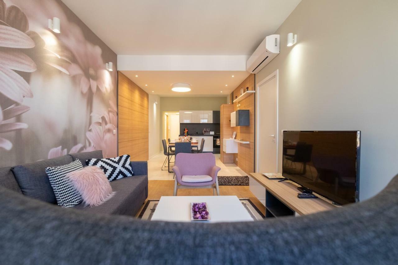 Vitosha Blvd Luxury 2-Bedroom, 2-Bathroom With Balcony Szófia Kültér fotó