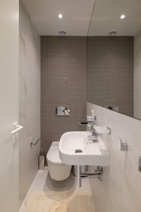 Vitosha Blvd Luxury 2-Bedroom, 2-Bathroom With Balcony Szófia Kültér fotó