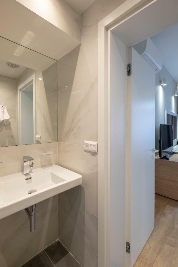 Vitosha Blvd Luxury 2-Bedroom, 2-Bathroom With Balcony Szófia Kültér fotó