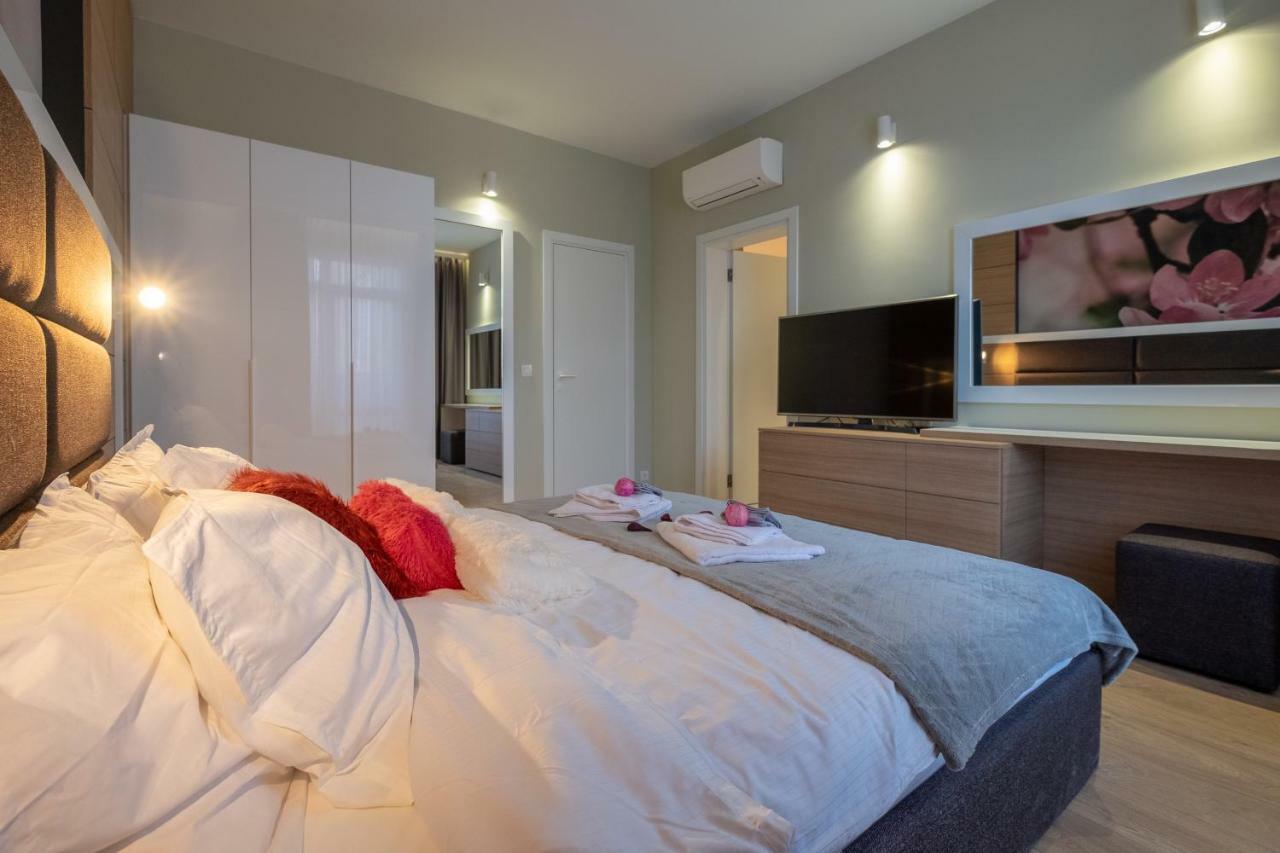 Vitosha Blvd Luxury 2-Bedroom, 2-Bathroom With Balcony Szófia Kültér fotó