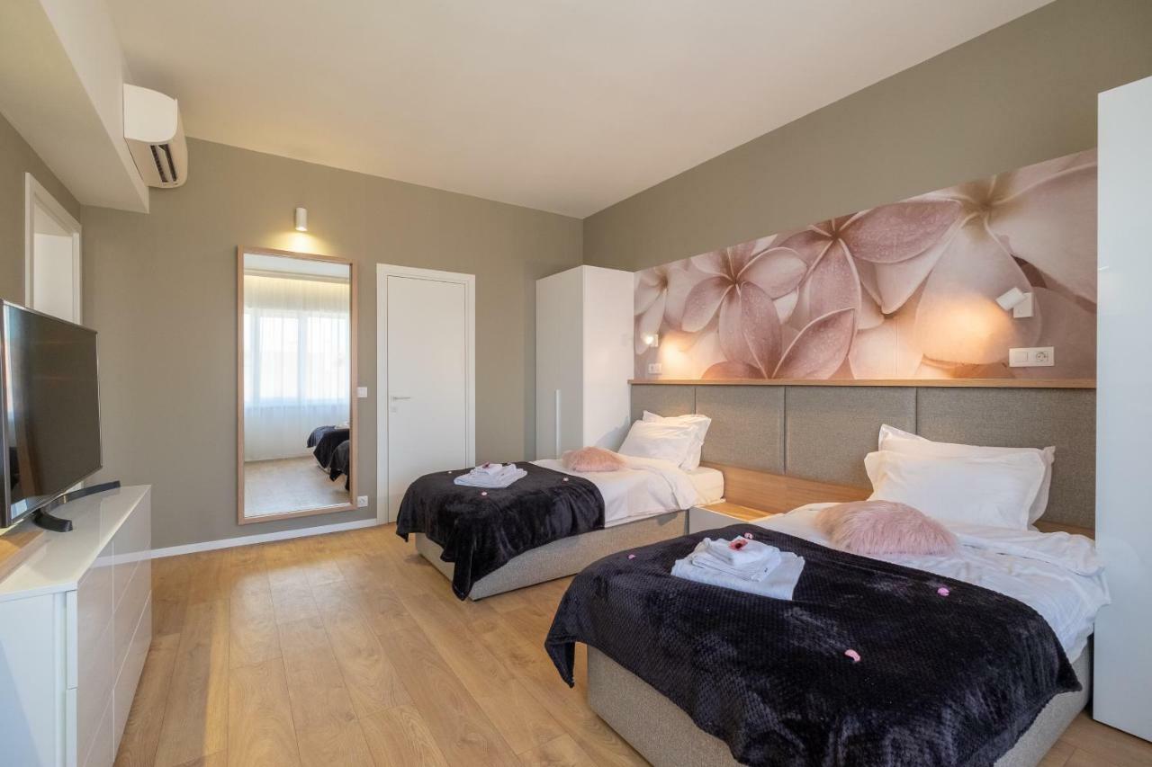 Vitosha Blvd Luxury 2-Bedroom, 2-Bathroom With Balcony Szófia Kültér fotó