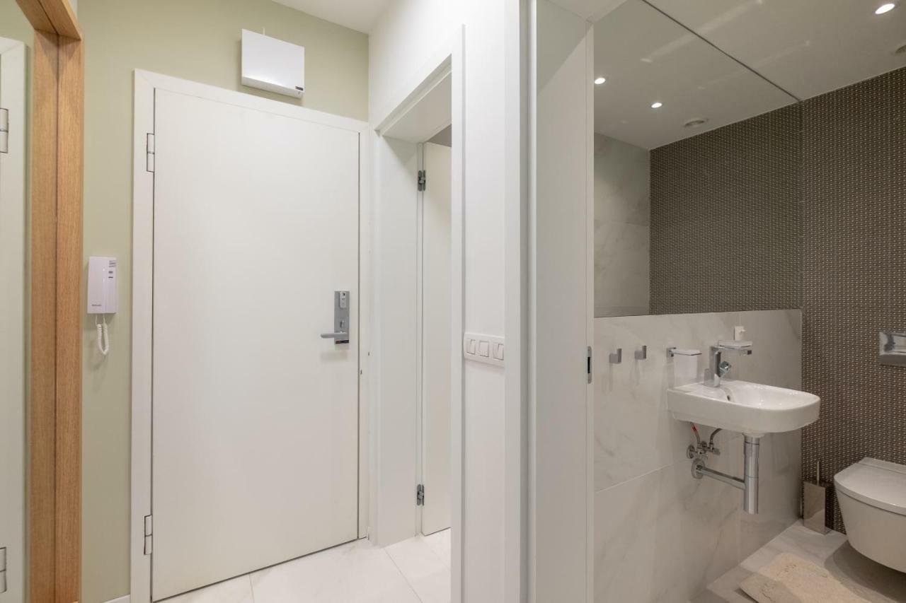 Vitosha Blvd Luxury 2-Bedroom, 2-Bathroom With Balcony Szófia Kültér fotó