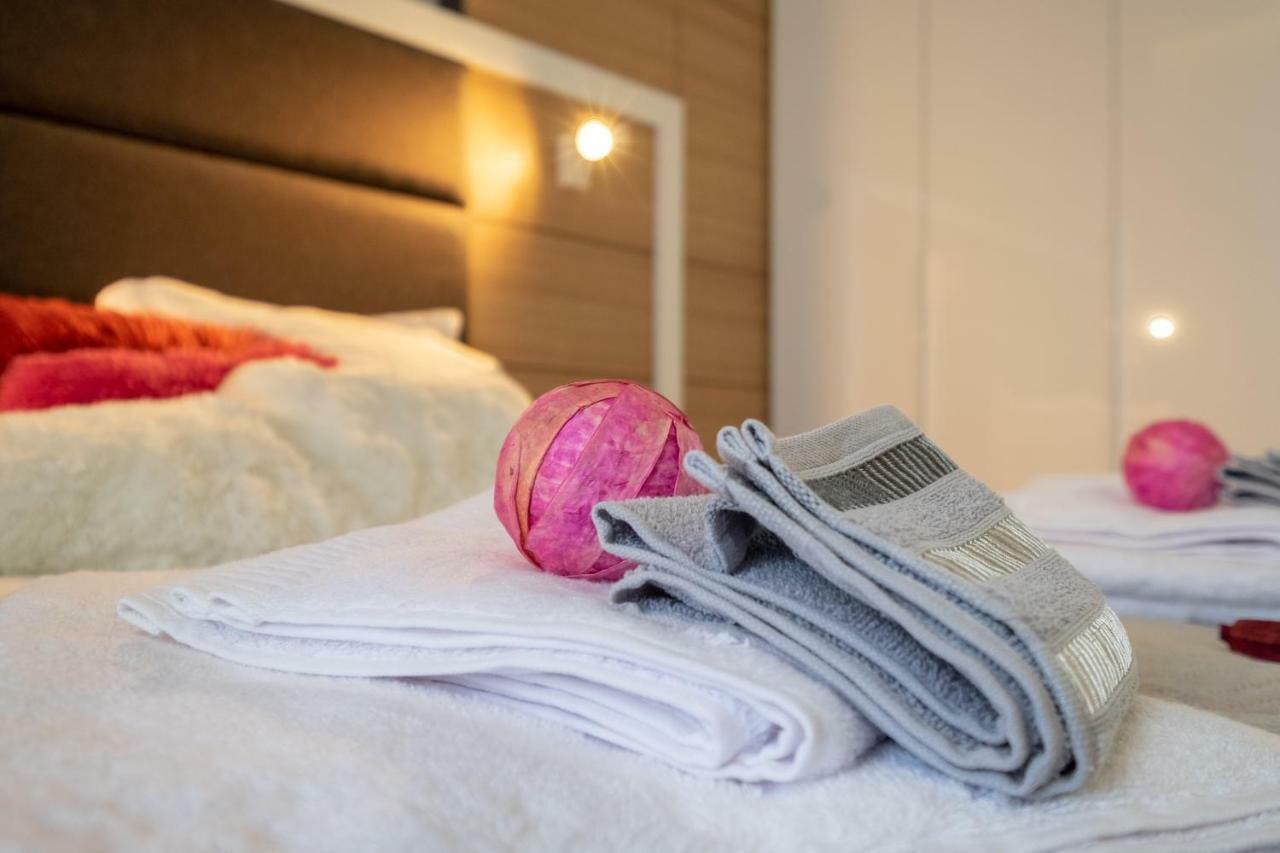 Vitosha Blvd Luxury 2-Bedroom, 2-Bathroom With Balcony Szófia Kültér fotó