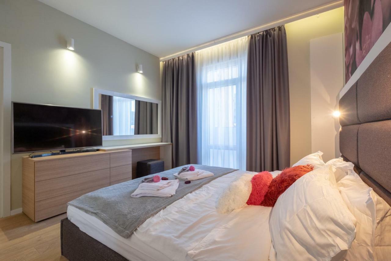 Vitosha Blvd Luxury 2-Bedroom, 2-Bathroom With Balcony Szófia Kültér fotó